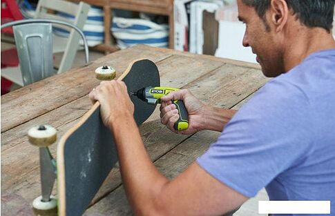 Электроотвертка Ryobi ERGO-A2 5133003409 (с кейсом и насадками)