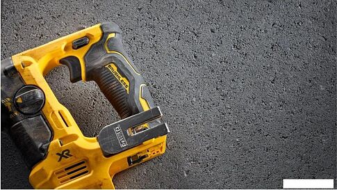 Перфоратор DeWalt DCH072P2 (с 2-мя АКБ, кейс)