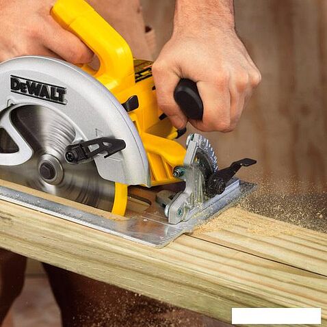 Дисковая пила DeWalt DWE575K