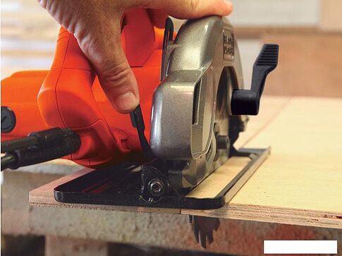 Дисковая пила Black & Decker CS1004