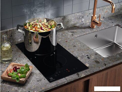 Варочная панель Electrolux LHR3233CK