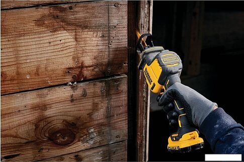 Сабельная пила DeWalt DCS312D2 (с 2-мя АКБ, кейс)