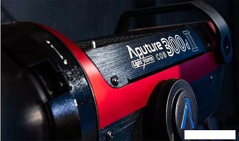 Лампа Aputure Light Storm LS C300D II V-mount Kit