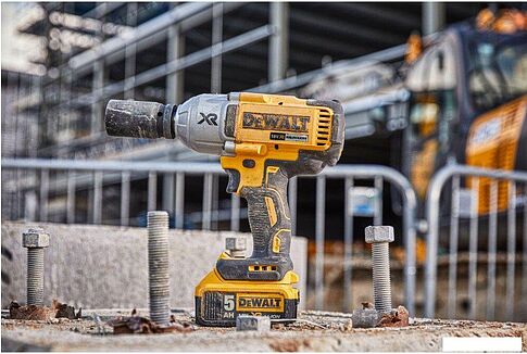 Гайковерт DeWalt DCF897P2T (с 2-мя АКБ, кейс)