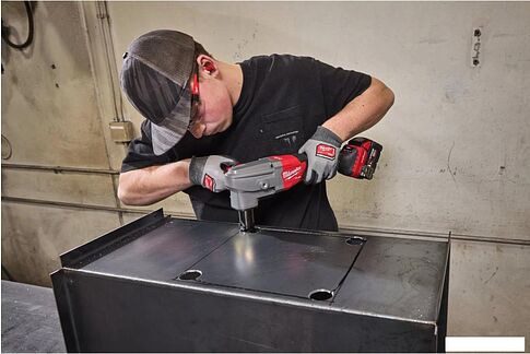 Высечные электрические ножницы Milwaukee M18 FNB35-502X 4933498983 (с 2-мя АКБ, кейс)