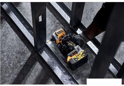 Винтоверт DeWalt DCF850P2T (с 2-мя АКБ 5 Ач, кейс)