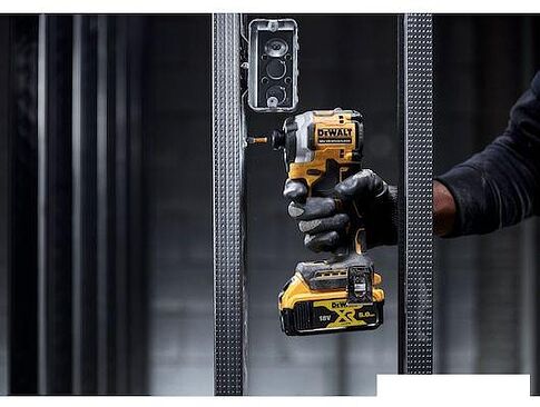 Винтоверт DeWalt DCF850P2T (с 2-мя АКБ 5 Ач, кейс)