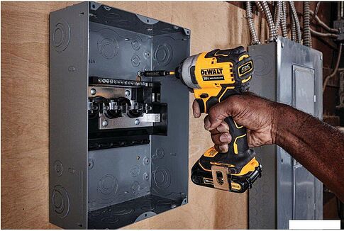 Винтоверт DeWalt DCF809D2T (с 2-мя АКБ, кейс)