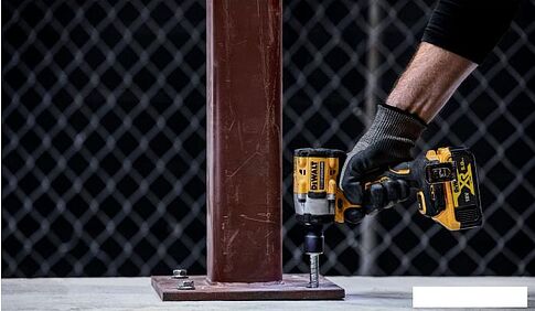 Гайковерт DeWalt DCF922P2T (с 2-мя АКБ, кейс)
