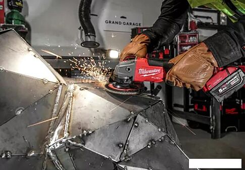 Угловая шлифмашина Milwaukee M18 ONEFSAG 125XPDB-502X Fuel 4933478435 (с 2-мя АКБ)