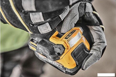 Дрель-шуруповерт DeWalt DCD800N (без АКБ)