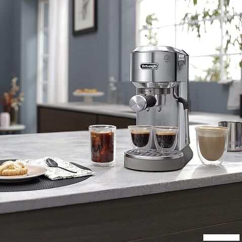 Рожковая кофеварка DeLonghi Dedica EC890.M