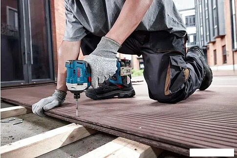 Винтоверт Bosch GDR 18V-215 Professional 06019N2002 (с 2-мя АКБ, кейс)