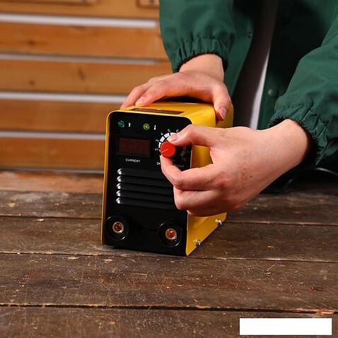 Сварочный инвертор Deko DKWM200A 083-3000