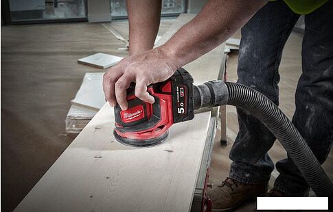 Эксцентриковая шлифмашина Milwaukee M18 BOS125-502B 4933464229 (с 2-мя АКБ, сумка)