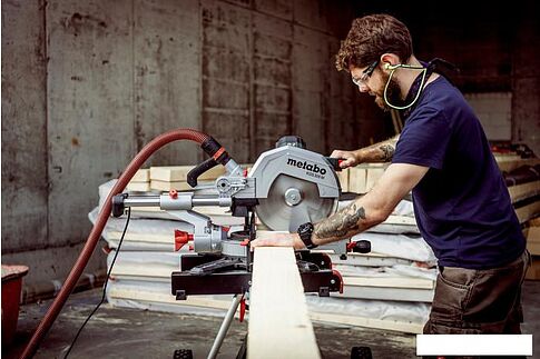 Торцовочная пила Metabo KGS 305 M 613305000