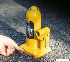 Бутылочный домкрат Deli DQ71004 4т