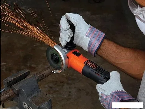 Угловая шлифмашина Black & Decker G650