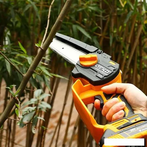 Аккумуляторная пила Deko DKCHS 20-6 (с 2-мя АКБ, кейс, инструмент)