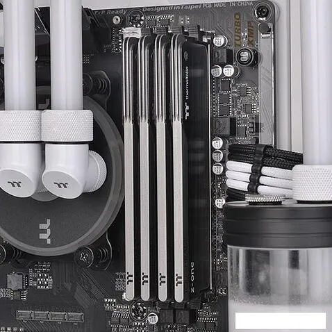 Оперативная память Thermaltake Toughram Z-One 8ГБ DDR4 3200 МГц R010D408GX1-3200C16S