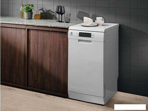 Отдельностоящая посудомоечная машина Electrolux SatelliteClean 600 ESS42220SW