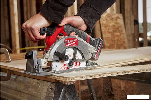 Дисковая (циркулярная) пила Milwaukee M12 FCS442-502X 4933493489 (с 2-мя АКБ, кейс)