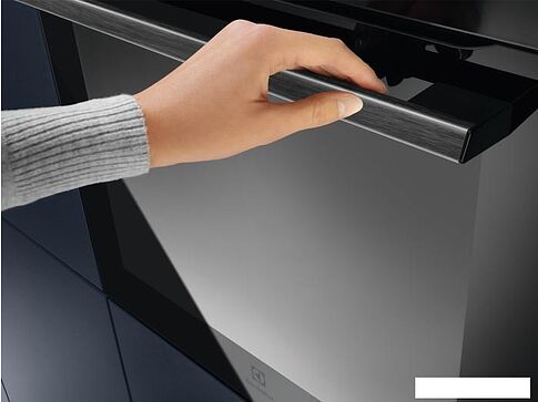 Электрический духовой шкаф Electrolux AssistedCooking SENSE 800 KOEBP39WZ