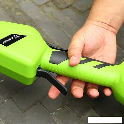 Триммер Deko DKTR40 (с 2-мя АКБ)