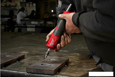 Прямошлифовальная машина Milwaukee M12 Fuel FDGS-422B 4933471436 (с 2-мя АКБ 2 Ah, 4 Ah)
