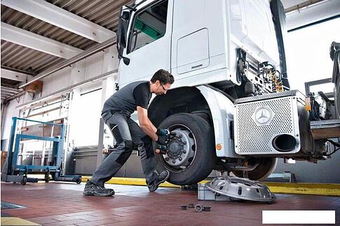 Гайковерт Bosch GDS 18V-1050 H Professional 06019J8502 (с 2-мя АКБ 8 Ah, кейс)