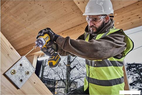 Винтоверт DeWalt DCF860NT (без АКБ, кейс)