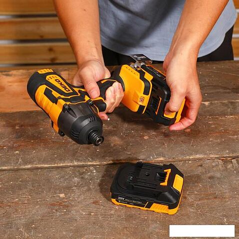 Винтоверт Deko DKIS20-Li Set 063-4392 (с 2-мя АКБ, кейс)