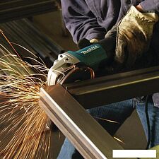 Угловая шлифмашина Makita 9565PCV