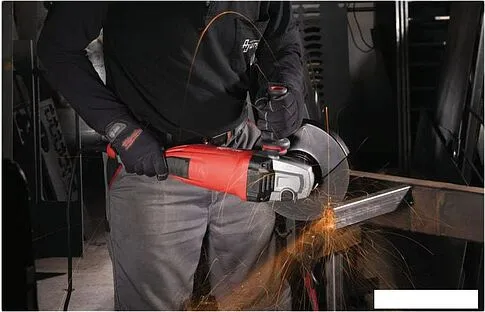 Угловая шлифмашина Milwaukee AGVK24-230EK 4933451413