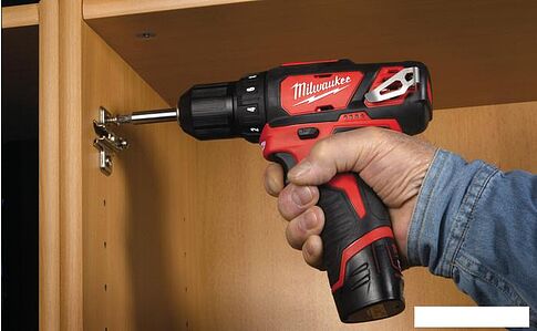 Дрель-шуруповерт Milwaukee M12 BDD-202C 4933441915 (с 2-мя АКБ, кейс)