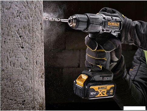 Ударная дрель-шуруповерт DeWalt DCD100P2T (с 2-мя АКБ, кейс)