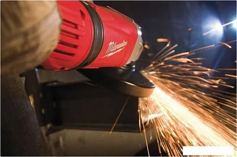 Угловая шлифмашина Milwaukee AGVK24-230EK 4933451413