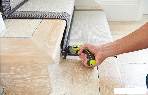 Электроотвертка Ryobi ERGO-A2 5133003409 (с кейсом и насадками)