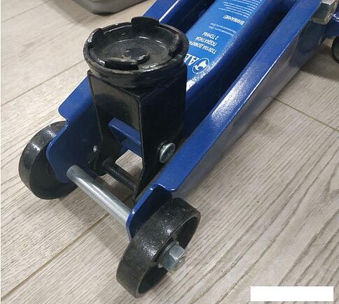 Подкатной домкрат AE&T T32010A 2т