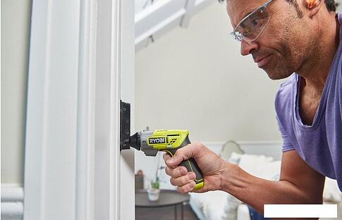 Электроотвертка Ryobi ERGO-A2 5133003409 (с кейсом и насадками)