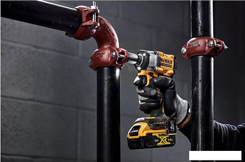 Гайковерт DeWalt DCF922P2T (с 2-мя АКБ, кейс)