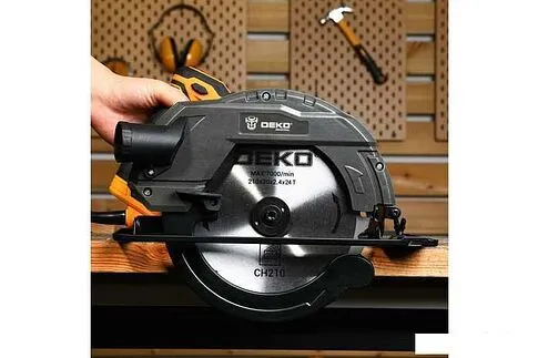 Дисковая (циркулярная) пила Deko DKCS2400-210