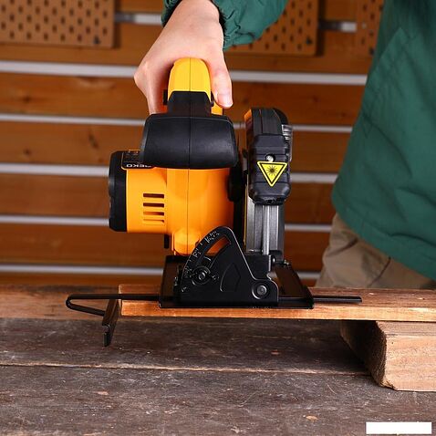 Дисковая (циркулярная) пила Deko CSDU20 083-1104 (с 1-им АКБ)