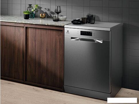 Отдельностоящая посудомоечная машина Electrolux ESM48310SX
