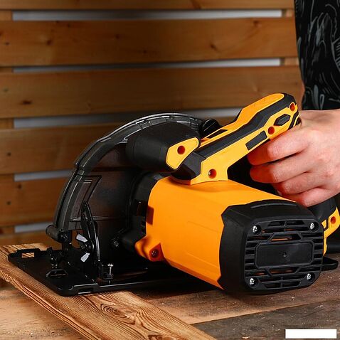 Дисковая (циркулярная) пила Deko CS2500-D 083-1102