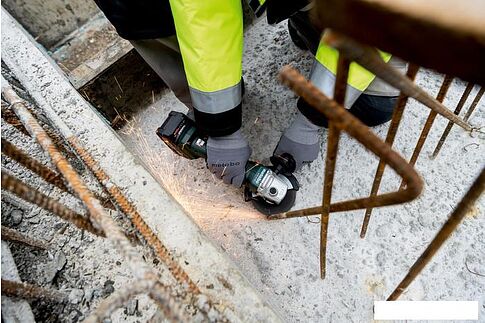 Угловая шлифмашина Metabo W 18 L 9-125 602247510 (с 2-мя АКБ, кейс)