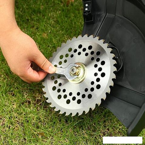 Триммер Deko DKTR40 (с 2-мя АКБ)