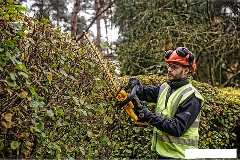 Кусторез DeWalt DCMHT563N-XJ (без АКБ)