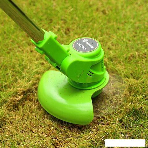 Триммер Deko DKTR12 (с 2-мя АКБ)