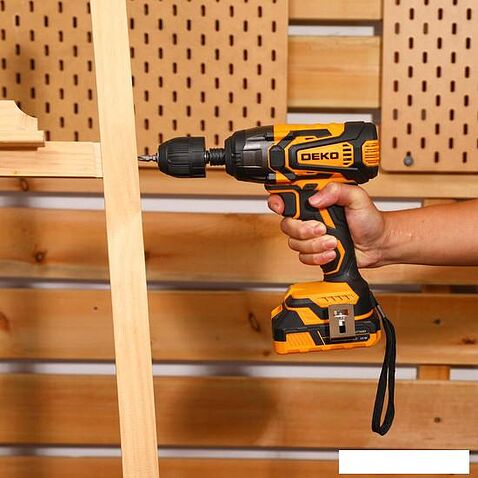 Винтоверт Deko DKIS20-Li Set 063-4392 (с 2-мя АКБ, кейс)